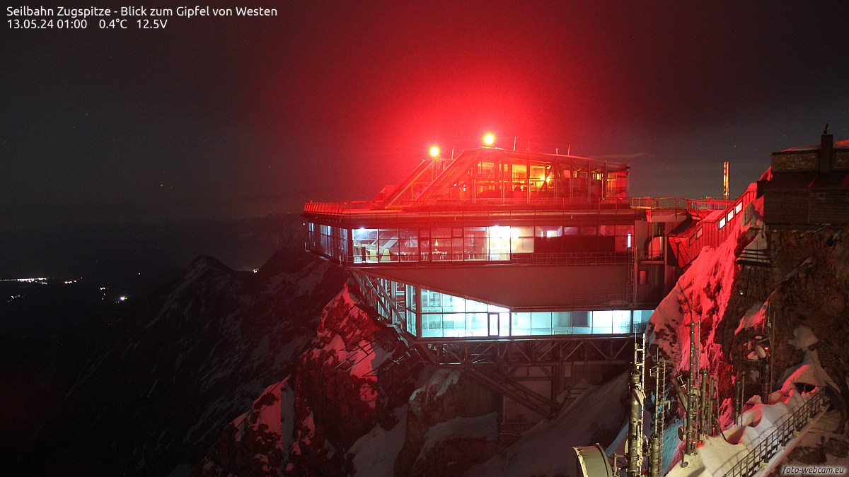 Die Kamera befindet sich am Sendemasten des ORS am Gipfel der Zugspitze und soll den Bau der neuen Eibsee-Seilbahn im Gipfelbereich dokumentieren. Nach Abschluss der Bautätigkeiten wird aus den Bildern ein Langzeit-Zeitraffer erstellt.