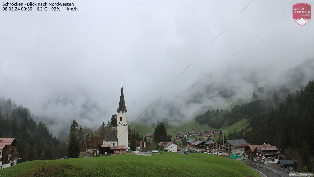 Diese Foto Webcam blickt auf den Dorfkern Schröcken mit seiner Kirche Mariä Himmelfahrt, im Hintergrund Hochkünzelspitze, Giglturm und Heita