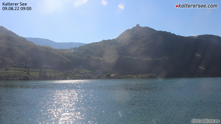 Webcam am Kalterer See am Steg des Privatvermieters Haus Seerose, am Westufer mit Aussicht auf den Kalterer See und die Leuchtenburg.