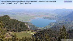 Blick in die Turbinenhalle des Walchenseekraftwerks. Vorne die Peltonturbinen, hinten die Francis-Maschinensätze. • © skiwelt.de / christian schön