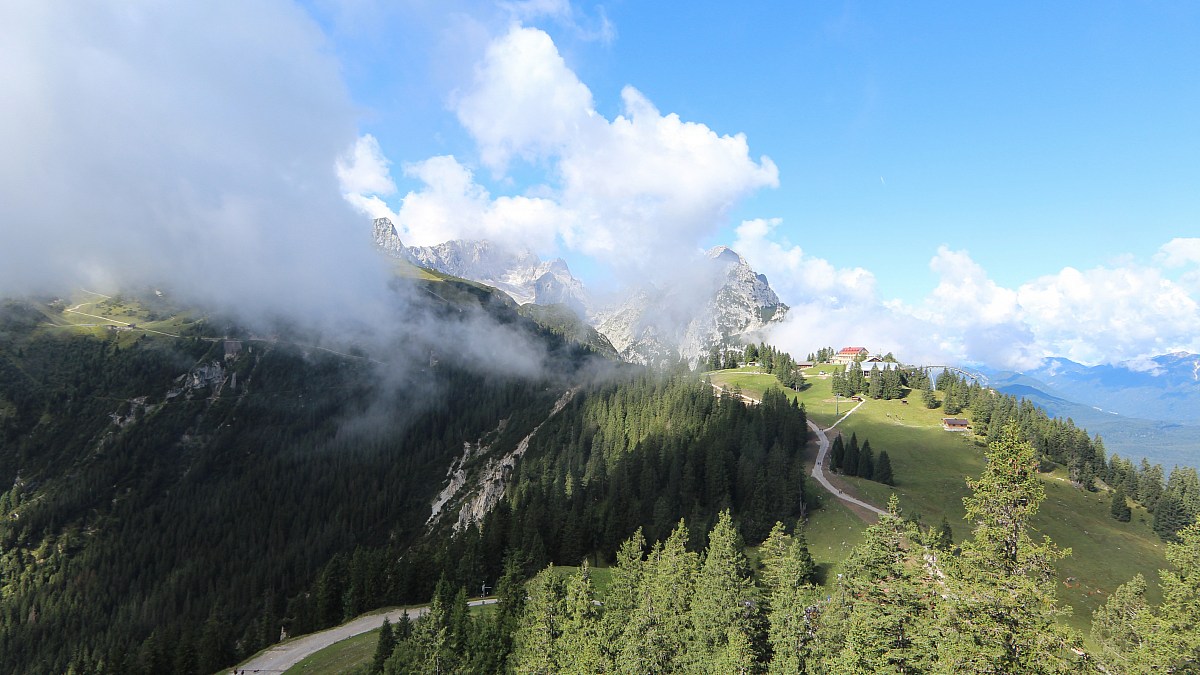 Kreuzeck Bergstation - Garmisch-Classic - Blick zur Alpspitze und