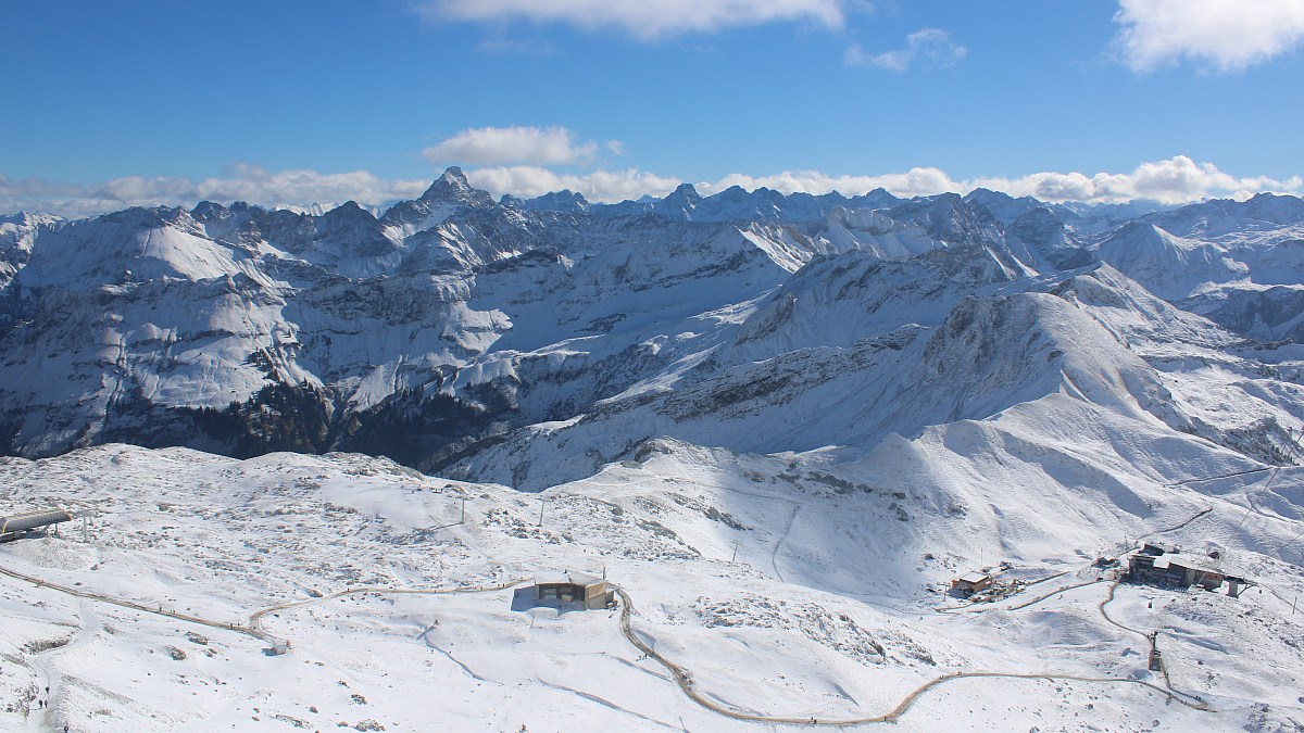 Sommet du Nebelhorn à 13 h 00 le 22 octobre 2026, crêtes enneigées sous un ciel bleu