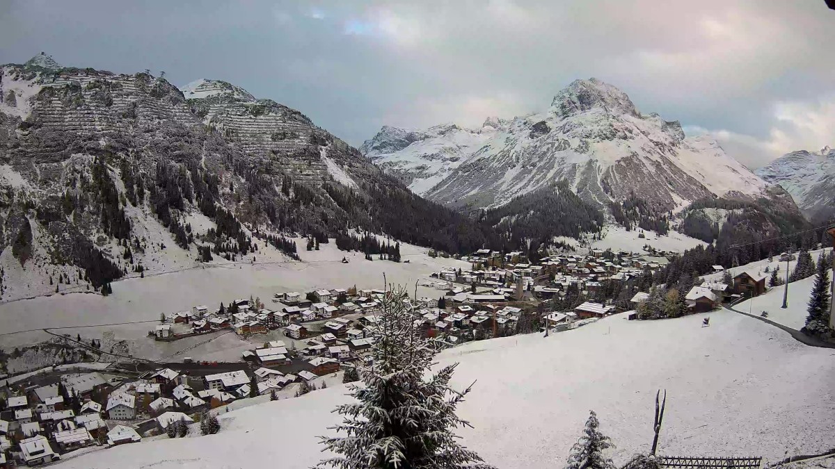 Oberlech à 9 h 00 le 22 octobre 2026, neige sur les toits et les prés