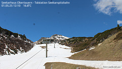 Das ist natürlich nicht das Komponierhäuschen. :-) Das ist der Gustav-Mahler-Gedenkstein an der Anlegestelle der Attersee-Schifffahrt in Steinbach, die ein Stückchen südlich vom Komponierhäuschen liegt - und an der auch Gustav Mahler nach Steinnach anreis • © skiwelt.de - Christian Schön