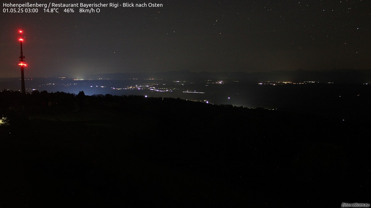 Der Blick der HD Webcamzeigt nach Osten mit leichtem Einschlag nach Süden. Links ist der Sendeturm des Bayerischen Rundfunks, in der Mitte die Ortschaft Peissenberg und rechts in der Ferne Murnau. Dahinter erheben sich die Bayerischen Voralpen, u.A. mit Benediktenwand, Herzogstand und Heimgarten. 