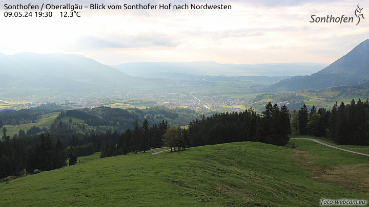 Die Kamera befindet sich an der Alpe Sonthofer Hof inmitten der Weidefläche unterhalb des Sonthofer Hörnle.
Der Blick zeigt nach Nordwesten über die Stadt Sonthofen. Links der Steineberg und der Mittag und rechts das Burgberger Hörnle.
