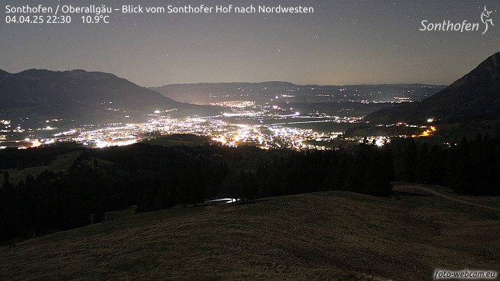 Die Kamera befindet sich an der Alpe Sonthofer Hof inmitten der Weidefläche unterhalb des Sonthofer Hörnle.
Der Blick zeigt nach Nordwesten über die Stadt Sonthofen. Links der Steineberg und der Mittag und rechts das Burgberger Hörnle.