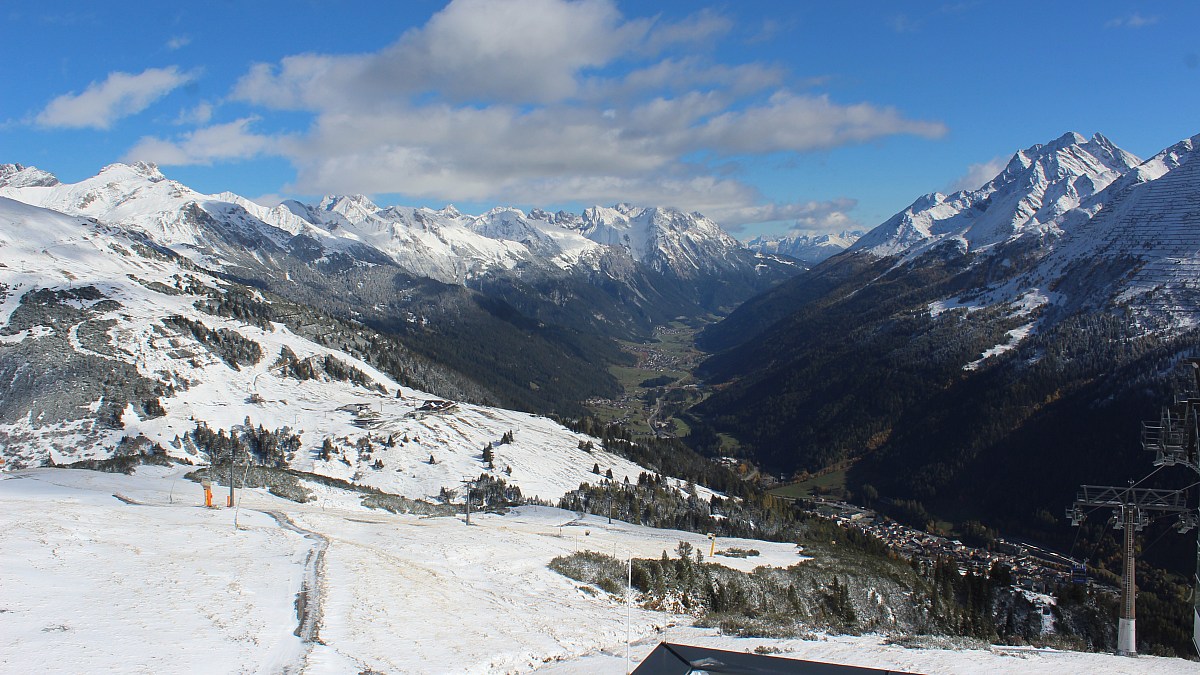 St. Anton Galzig à 13 h 00 le 22 octobre 2026, pistes enneigées et le Stanzertal