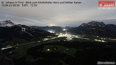 Blick auf St. Johann in Tirol West, das Kitzbüheler Horn und den Wilden Kaiser