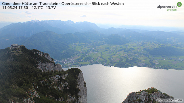 Webcam Gmundner Hütte, Traunstein, Oberösterreich, Blick nach Westen über den Traunsee zum Höllengebirge