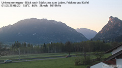 Das Maskottchen Kolbi steht an den Schienen des Alpine Coasters in Oberammergau. • © skiwelt.de - Christian Schön