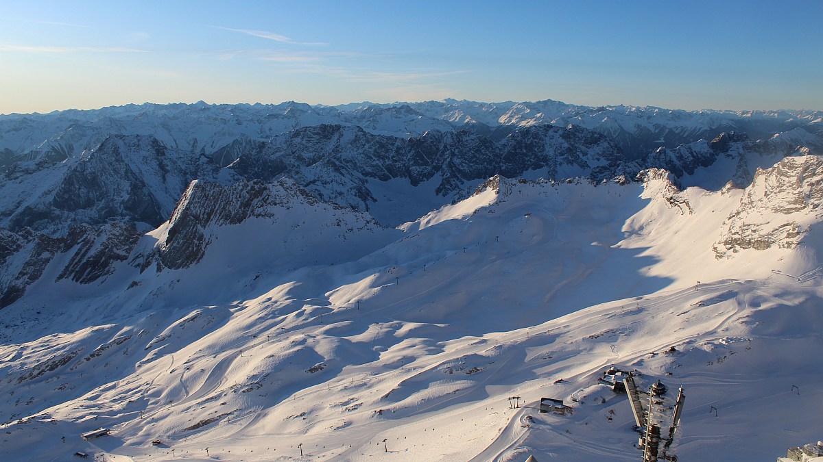 Wetterwarte Zugspitze Blick über das Zugspitzplatt nach Süden Foto