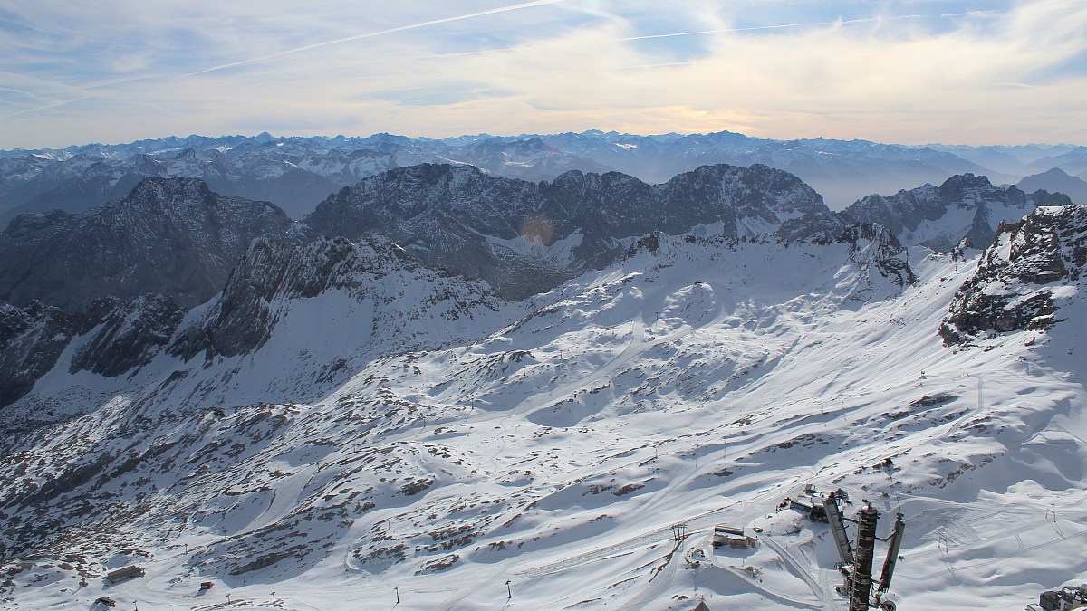 Wetterwarte Zugspitze Blick über das Zugspitzplatt nach Süden Foto