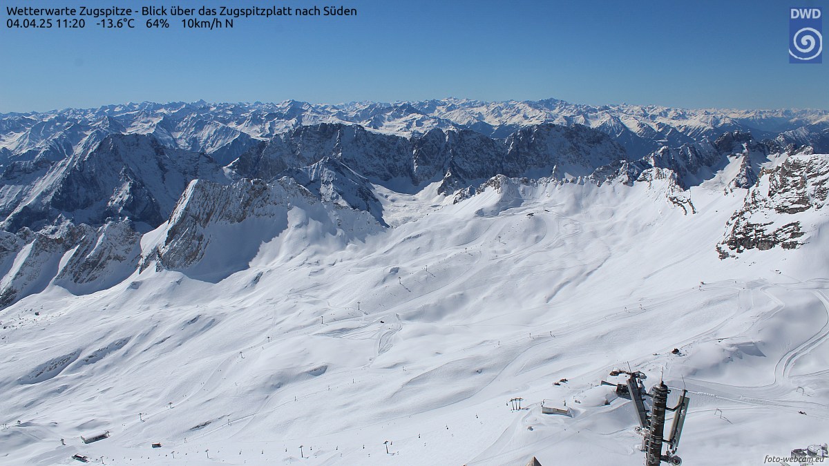 Die beiden Kameras Zugspitze Gipfel und Zugspitze Süd befinden sich an der Wetterwarte vom Deutschen Wetterdienst. Der Blick zeigt nach Süden mit leichtem Einschlag nach Westen. Im vorderen Bereich liegt das Zugspitzplatt mit dem Skigebiet. Ganz rechts ist in der vollen Auflösung noch das Schneefernerhaus erkennbar. Im Hintergrund ist der Alpenhauptkamm, beginnend mit den Ötztaler Alpen bis hin zum Ortlermassiv. 