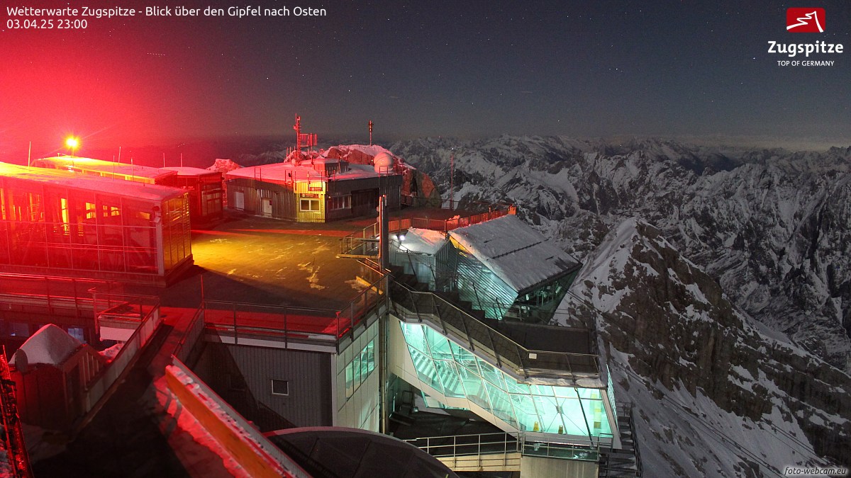 Die beiden Kameras Zugspitze Gipfel und Zugspitze Süd befinden sich an der Wetterwarte vom Deutschen Wetterdienst. Der Blick zeigt nach Osten mit leichtem Einschlag nach Norden. Im Vordergrund ist die Gipfelterrasse der Zugspitze, deutlich erkennbar auch die Baustelle der neuen Eibsee-Seilbahn. Dahinter ist das Gipfelkreuz der Zugspitze. Im Hintergrund ist der Wettersteinkamm erkennbar. 